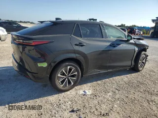2023 Lexus RZ 450e Premium z VIN JTJAAAAB2PA007458, wystawiony jako Copart lot #72479994 z przebiegiem 6041 mil mil oraz Szkody całkowita. Historia ofert i sprzedaży dostępna na DreamBid. Obrazek 3.