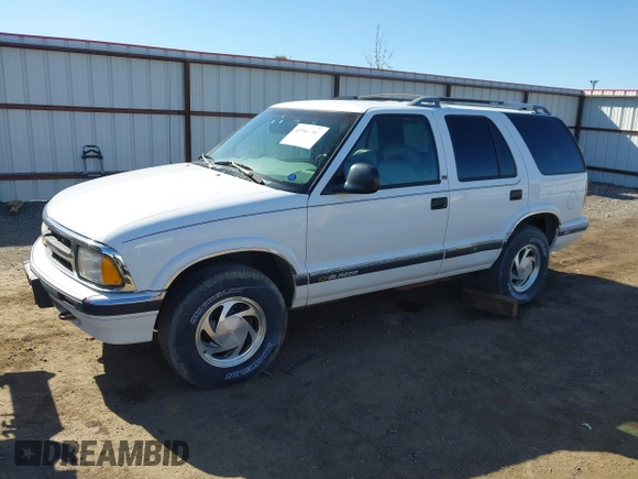 1995 Chevrolet Blazer z VIN 1GNDT13W0S2140739, wystawiony jako IAAI lot #42064301 z przebiegiem 128 901 mil mil oraz . Historia ofert i sprzedaży dostępna na DreamBid. Obrazek 2.