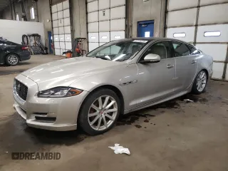 2016 Jaguar XJ R-Sport z VIN SAJWA1C70G8V92387, wystawiony jako Copart lot #45148375 z przebiegiem 69 010 mil mil oraz Czysty tytuł • Clean title. Historia ofert i sprzedaży dostępna na DreamBid. Obrazek 1.