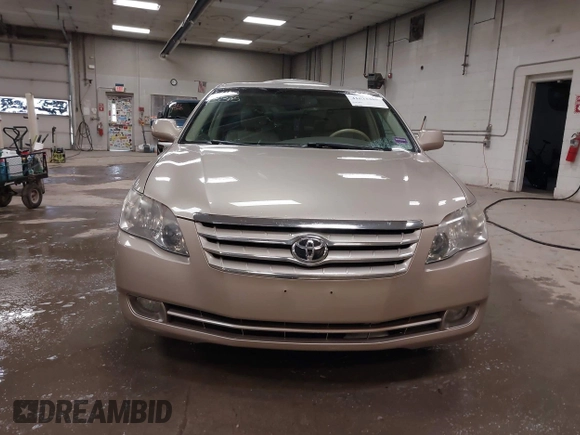 2007 Toyota Avalon XL z VIN 4T1BK36B17U232618, wystawiony jako IAAI lot #41633305 z przebiegiem 171 971 mil mil oraz . Historia ofert i sprzedaży dostępna na DreamBid. Obrazek 12.