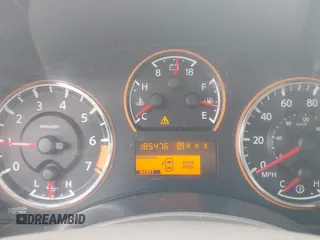 2015 Nissan Armada SV z VIN 5N1BA0ND5FN600845, wystawiony jako IAAI lot #41531206 z przebiegiem 185 476 mil mil oraz . Historia ofert i sprzedaży dostępna na DreamBid. Obrazek 7.