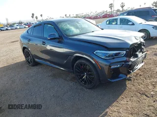 2021 BMW X6 xDrive40i z VIN 5UXCY6C02M9G19805, wystawiony jako IAAI lot #42120840 z przebiegiem 25 562 mil mil oraz . Historia ofert i sprzedaży dostępna na DreamBid. Obrazek 1.
