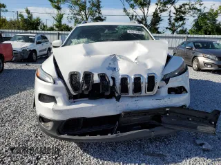 2017 Jeep Cherokee Latitude z VIN 1C4PJLCB7HW559306, wystawiony jako Copart lot #62612385 z przebiegiem 137 760 mil mil oraz Szkoda całkowita • Salvage title. Historia ofert i sprzedaży dostępna na DreamBid. Obrazek 5.