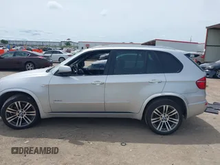 2013 BMW X5 xDrive35i z VIN 5UXZV4C59D0E03876, wystawiony jako IAAI lot #42214184 z przebiegiem 127 480 mil mil oraz . Historia ofert i sprzedaży dostępna na DreamBid. Obrazek 15.