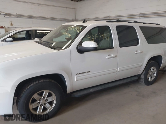 2013 GMC Yukon XL SLT with VIN 1GKS2KE70DR273126, listed as a IAAI auction lot 42147902 with 233,032 mi miles. Bid and sale history available at carsss.com. Image 6.