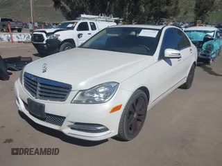 2014 Mercedes-Benz C 250 Sport z VIN WDDGF4HB1EA893149, wystawiony jako IAAI lot #41865343 z przebiegiem 188 557 mil mil oraz . Historia ofert i sprzedaży dostępna na DreamBid. Obrazek 2.