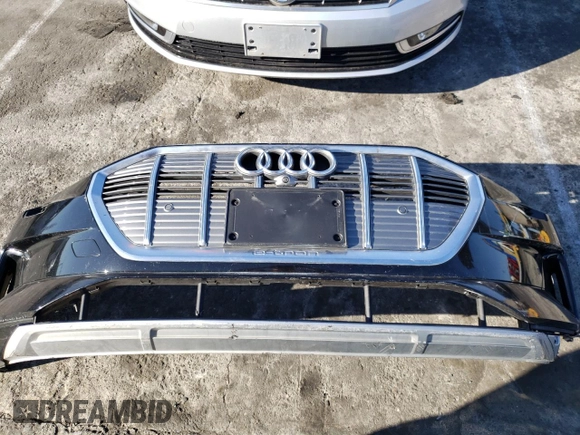 2019 Audi e-tron Premium Plus z VIN WA1LAAGEXKB011980, wystawiony jako Copart lot #44631595 z przebiegiem 68 699 mil mil oraz Szkoda całkowita • Salvage title. Historia ofert i sprzedaży dostępna na DreamBid. Obrazek 13.