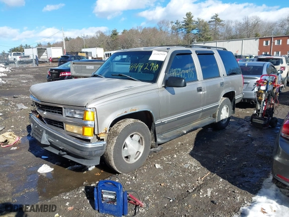 1998 Chevrolet Tahoe with VIN 1GNEK13R7WJ367763, listed as a IAAI auction lot 41442910 with 270,488 mi miles. Bid and sale history available at carsss.com. Image 2.