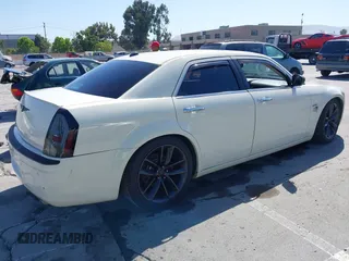 2005 Chrysler 300 C z VIN 2C3AA63H35H519914, wystawiony jako IAAI lot #42394360 z przebiegiem 173 026 mil mil oraz . Historia ofert i sprzedaży dostępna na DreamBid. Obrazek 4.