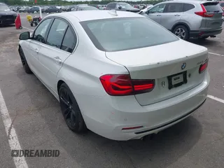 2017 BMW 3 Series 330i z VIN WBA8B9C55HK675705, wystawiony jako IAAI lot #42337191 z przebiegiem 110 054 mil mil oraz . Historia ofert i sprzedaży dostępna na DreamBid. Obrazek 3.