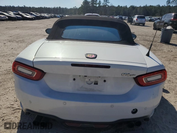 2017 FIAT 124 Spider Lusso z VIN JC1NFAEK7H0119175, wystawiony jako Copart lot #89142865 z przebiegiem Nie podano mil oraz Szkoda całkowita • Salvage title. Historia ofert i sprzedaży dostępna na DreamBid. Obrazek 6.