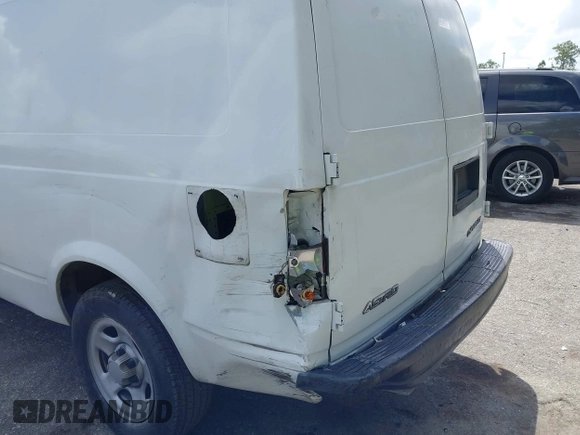 2005 Chevrolet Astro Cargo z VIN 1GCDM19X75B102872, wystawiony jako IAAI lot #41954195 z przebiegiem 173 627 mil mil oraz . Historia ofert i sprzedaży dostępna na DreamBid. Obrazek 6.