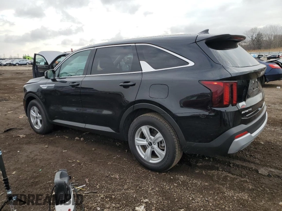 2024 Kia Sorento LX z VIN 5XYRG4JC0RG271831, wystawiony jako Copart lot #52711895 z przebiegiem 6 946 mil mil oraz Szkoda całkowita • Salvage title. Historia ofert i sprzedaży dostępna na DreamBid. Obrazek 2.