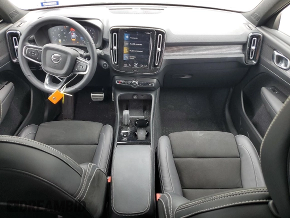 2022 Volvo XC40 R-Design z VIN YV4AC2HM9N2657130, wystawiony jako Copart lot #47513503 z przebiegiem 11 558 mil mil oraz . Historia ofert i sprzedaży dostępna na DreamBid. Obrazek 8.