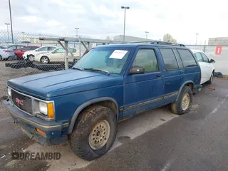 1993 GMC Jimmy Diamond Edition Luxury z VIN 1GKDT13W3P2537947, wystawiony jako IAAI lot #41949379 z przebiegiem Nie podano mil oraz . Historia ofert i sprzedaży dostępna na DreamBid. Obrazek 2.