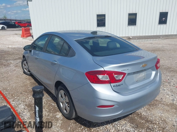 2017 Chevrolet Cruze LS z VIN 1G1BC5SM3H7210519, wystawiony jako IAAI lot #42163047 z przebiegiem 100 103 mil mil oraz . Historia ofert i sprzedaży dostępna na DreamBid. Obrazek 3.