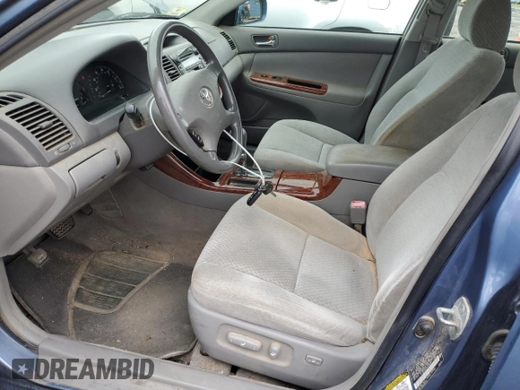 2004 Toyota Camry LE z VIN 4T1BE30K94U892207, wystawiony jako Copart lot #58406245 z przebiegiem 318 751 mil mil oraz Czysty tytuł • Clean title. Historia ofert i sprzedaży dostępna na DreamBid. Obrazek 7.