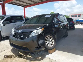 2014 Toyota Sienna XLE z VIN 5TDYK3DC2ES423847, wystawiony jako IAAI lot #40001988 z przebiegiem 130 731 mil mil oraz . Historia ofert i sprzedaży dostępna na DreamBid. Obrazek 17.