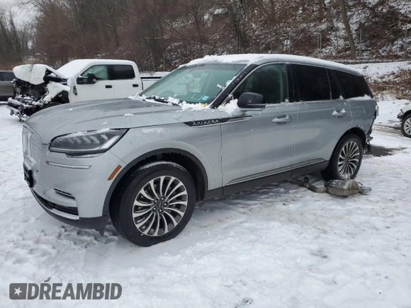 2023 Lincoln Aviator Standard z VIN 5LM5J6XC8PGL23972, wystawiony jako Copart lot #43996485 z przebiegiem 9 445 mil mil oraz Szkoda całkowita • Salvage title. Historia ofert i sprzedaży dostępna na DreamBid. Obrazek 1.