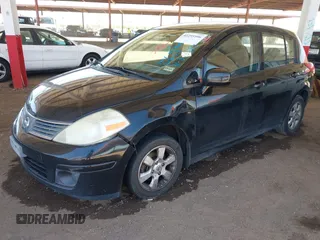 2009 Nissan Versa S z VIN 3N1BC13E59L370697, wystawiony jako IAAI lot #42295996 z przebiegiem 212 861 mil mil oraz . Historia ofert i sprzedaży dostępna na DreamBid. Obrazek 2.