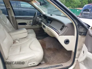 1997 Lincoln Town Car Cartier z VIN 1LNLM83W9VY687984, wystawiony jako IAAI lot #42234200 z przebiegiem 240 443 mil mil oraz . Historia ofert i sprzedaży dostępna na DreamBid. Obrazek 5.