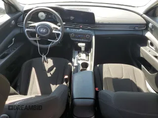 2024 Hyundai Elantra SEL z VIN KMHLM4DG1RU641644, wystawiony jako Copart lot #52002685 z przebiegiem 31 710 mil mil oraz Szkoda całkowita • Salvage title. Historia ofert i sprzedaży dostępna na DreamBid. Obrazek 8.