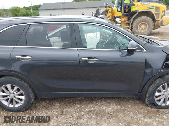2017 Kia Sorento LX z VIN 5XYPG4A33HG274938, wystawiony jako IAAI lot #42341796 z przebiegiem 153 168 mil mil oraz . Historia ofert i sprzedaży dostępna na DreamBid. Obrazek 13.