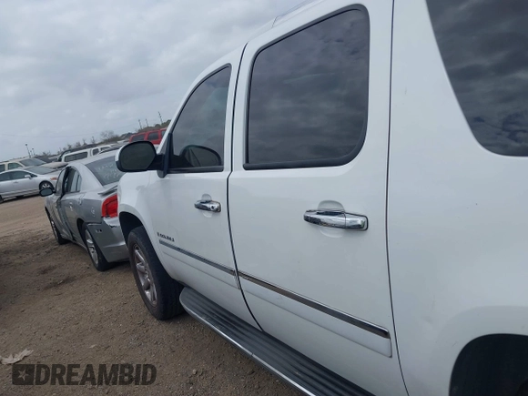 2009 GMC Denali z VIN 1GKFC06209R233352, wystawiony jako IAAI lot #41746559 z przebiegiem 179 682 mil mil oraz . Historia ofert i sprzedaży dostępna na DreamBid. Obrazek 14.