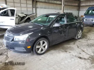 2014 Chevrolet Cruze 2LT z VIN 1G1PE5SB5E7369066, wystawiony jako Copart lot #54542795 z przebiegiem 107 534 mil mil oraz Szkoda całkowita • Salvage title. Historia ofert i sprzedaży dostępna na DreamBid. Obrazek 1.