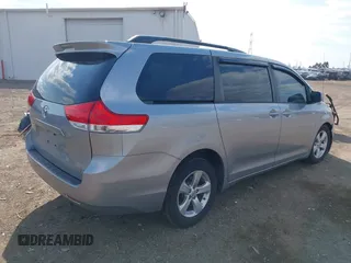 2014 Toyota Sienna LE AAS z VIN 5TDKK3DC9ES454227, wystawiony jako IAAI lot #42030131 z przebiegiem 107 392 mil mil oraz . Historia ofert i sprzedaży dostępna na DreamBid. Obrazek 4.