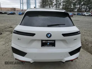 2025 BMW iX xDrive50 z VIN WB523CF09SCU44676, wystawiony jako Copart lot #47785405 z przebiegiem 18 mil mil oraz Tytuł czysty. Historia ofert i sprzedaży dostępna na DreamBid. Obrazek 6.