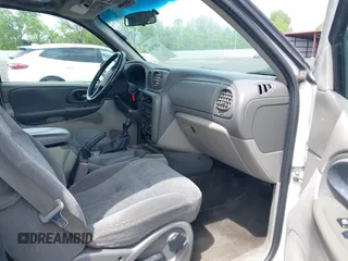 2003 Chevrolet TrailBlazer LS with VIN 1GNDS13S332326020, listed as a IAAI auction lot 42075836 with 221,748 mi miles. Bid and sale history available at carsss.com. Image 5.