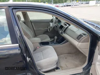 2003 Toyota Camry LE z VIN 4T1BF32KX3U055698, wystawiony jako IAAI lot #42243299 z przebiegiem 167 429 mil mil oraz . Historia ofert i sprzedaży dostępna na DreamBid. Obrazek 5.