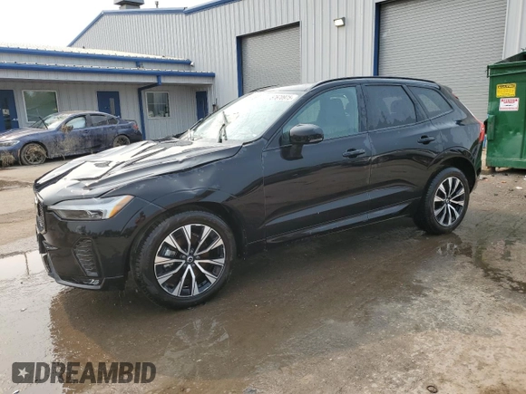 2025 Volvo XC60 Core z VIN YV4M12RJ7S1002361, wystawiony jako Copart lot #57670975 z przebiegiem 6 318 mil mil oraz Szkoda całkowita • Salvage title. Historia ofert i sprzedaży dostępna na DreamBid. Obrazek 1.