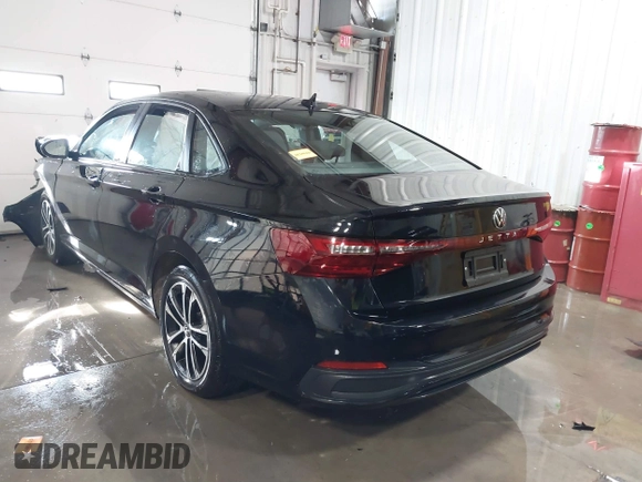2025 Volkswagen Jetta Sport z VIN 3VWBX7BU2SM017442, wystawiony jako IAAI lot #41387314 z przebiegiem 1 498 mil mil oraz . Historia ofert i sprzedaży dostępna na DreamBid. Obrazek 3.
