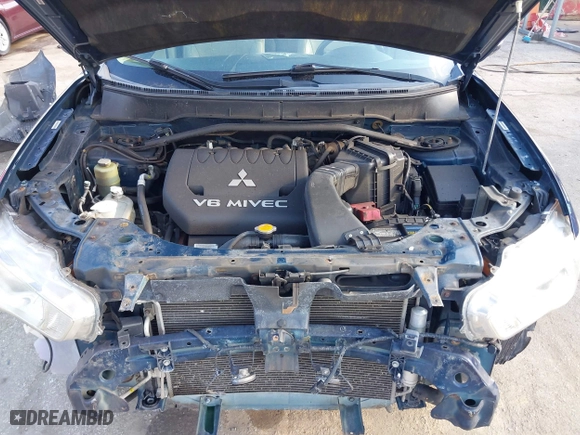 2010 Mitsubishi Outlander GT with VIN JA4JT5AX3AZ015815, listed as a IAAI auction lot 41517180 with 122,020 mi miles. Bid and sale history available at carsss.com. Image 10.