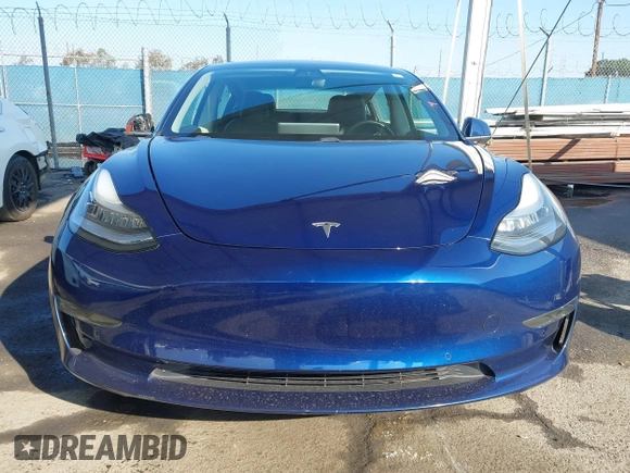 2018 Tesla Model 3 Long Range Battery z VIN 5YJ3E1EA8JF014706, wystawiony jako IAAI lot #41453650 z przebiegiem 68 037 mil mil oraz . Historia ofert i sprzedaży dostępna na DreamBid. Obrazek 12.