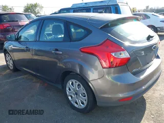 2012 Ford Focus SE z VIN 1FAHP3K23CL366865, wystawiony jako IAAI lot #42140894 z przebiegiem 168 754 mil mil oraz . Historia ofert i sprzedaży dostępna na DreamBid. Obrazek 3.
