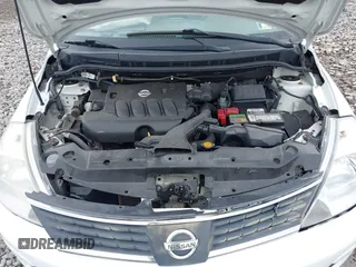 2009 Nissan Versa S z VIN 3N1BC13E19L442205, wystawiony jako IAAI lot #42446103 z przebiegiem 125 011 mil mil oraz . Historia ofert i sprzedaży dostępna na DreamBid. Obrazek 10.