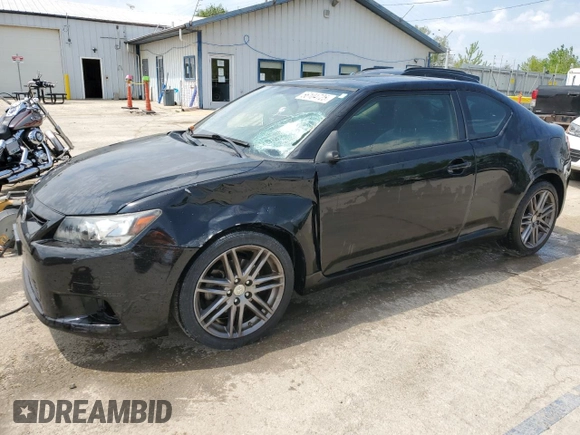 2013 Scion tC z VIN JTKJF5C70D3064576, wystawiony jako Copart lot #56104725 z przebiegiem 83 379 mil mil oraz Szkody całkowita. Historia ofert i sprzedaży dostępna na DreamBid. Obrazek 1.