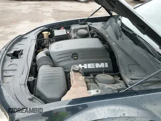 2013 Chrysler 300 C John Varvatos Limited Edition z VIN 2C3CCADT3DH685504, wystawiony jako IAAI lot #43133968 z przebiegiem 128 103 mil mil oraz . Historia ofert i sprzedaży dostępna na DreamBid. Obrazek 21.