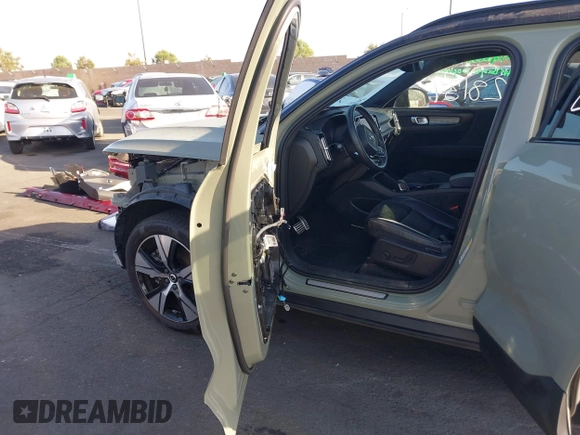2021 Volvo XC40 with VIN YV4ED3UR3M2547274, listed as a IAAI auction lot 42328137 with 28,585 mi miles and . Bid and sale history available at DreamBid. Image 5.