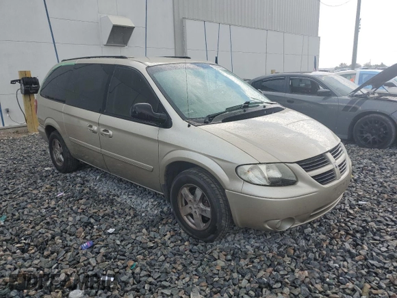 2005 Dodge Caravan SXT with VIN 2D4GP44L45R260651, listed as a Copart auction lot 55804905 with 131,795 mi miles and Salvage Title. Bid and sale history available at DreamBid. Image 4.
