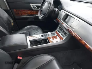 2012 Jaguar XF z VIN SAJWA0FB5CLS46112, wystawiony jako IAAI lot #41846029 z przebiegiem 123 044 mil mil oraz . Historia ofert i sprzedaży dostępna na DreamBid. Obrazek 5.