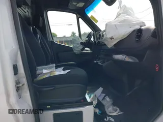 2022 Mercedes-Benz Sprinter Cargo с VIN W1Y70BGY9NT088053, выставлен на аукционе IAAI как лот 42481749 с пробегом Не указан миль и . История ставок и продаж доступна на DreamBid. Изображение 5.