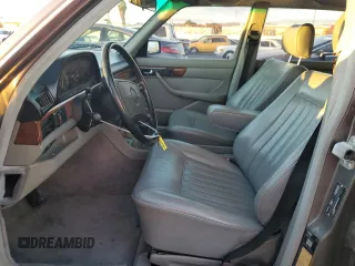 1988 Mercedes-Benz 560 with VIN WDBCA39D4JA391164, listed as a Copart auction lot 82628704 with 88,482 mi miles and Clean Title. Bid and sale history available at DreamBid. Image 7.