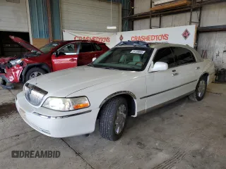2003 Lincoln Town Car Cartier z VIN 1LNHM83W43Y673140, wystawiony jako Copart lot #54199885 z przebiegiem 151 310 mil mil oraz Szkoda całkowita • Salvage title. Historia ofert i sprzedaży dostępna na DreamBid. Obrazek 1.