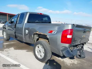 2008 Chevrolet Silverado 1500 LT w/1LT with VIN 1GCEK19038Z129592, listed as a IAAI auction lot 40923588 with 199,574 mi miles. Bid and sale history available at carsss.com. Image 3.