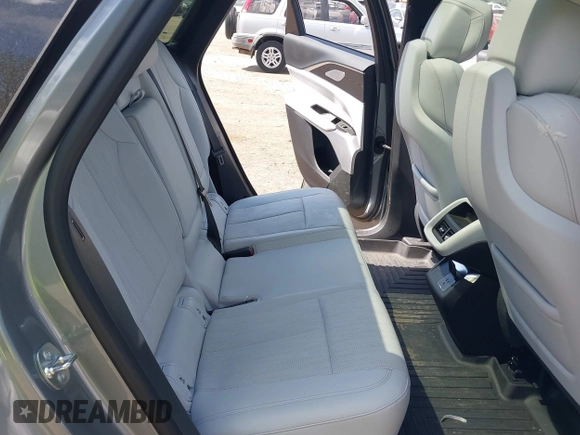 2024 Cadillac LYRIQ Luxury z VIN 1GYKPRRL8RZ128706, wystawiony jako IAAI lot #42161670 z przebiegiem 12 258 mil mil oraz . Historia ofert i sprzedaży dostępna na DreamBid. Obrazek 8.