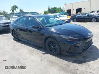 2025 Toyota Camry LE z VIN 4T1DAACK0SU024677, wystawiony jako IAAI lot #42468532 z przebiegiem 21 937 mil mil oraz . Historia ofert i sprzedaży dostępna na DreamBid. Obrazek 1.